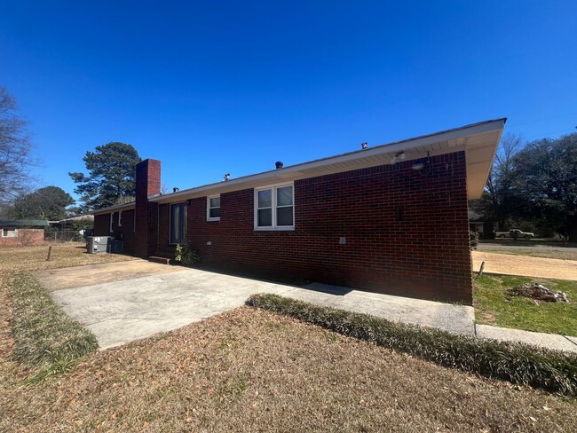 Building Photo - 3 bedroom 2 bathroom brick home