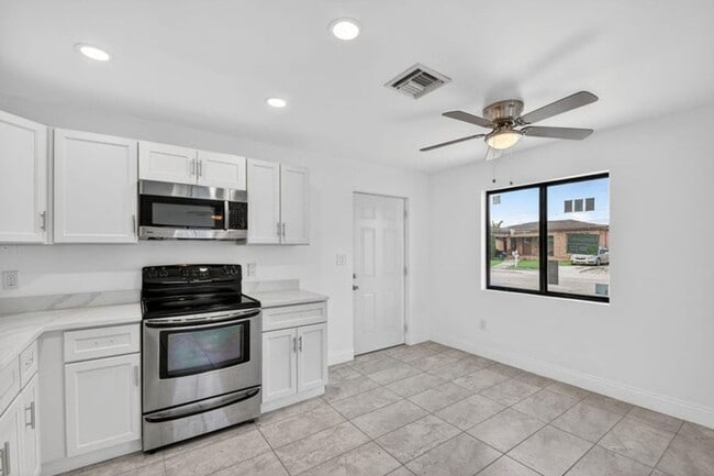 Photo - 917 W 2nd St House