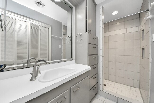 Building Photo - 10514 Haddington Dr