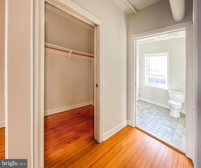 Foto del edificio - 222 W 9th St