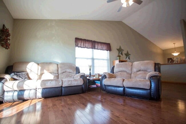 Building Photo - Beautiful 3 bedroom, 2 bath duplex in North Liberty