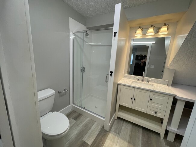 1st Floor Full Bathroom(Renovated Unit) - 928 Thomas Rd