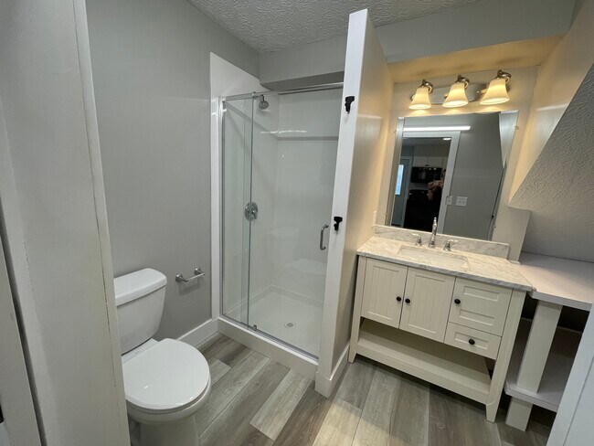 Baño completo en la primera planta (unidad reformada) - 928 Thomas Rd
