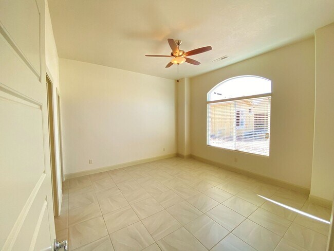 Building Photo - Gemstone Properties - Sky Ridge Townhome