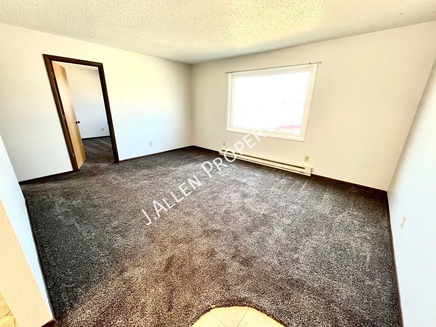 Building Photo - Spacious 2 bed