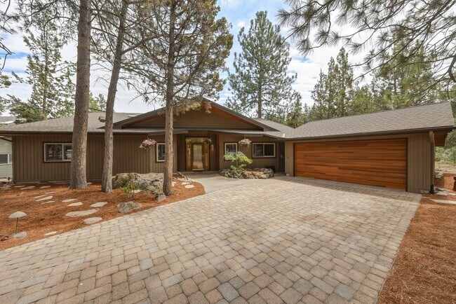 Foto del edificio - Exceptional Three Bedroom Riverfront Retreat in Northwest Bend