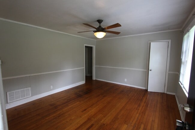 Building Photo - 2215 Rosewood Dr
