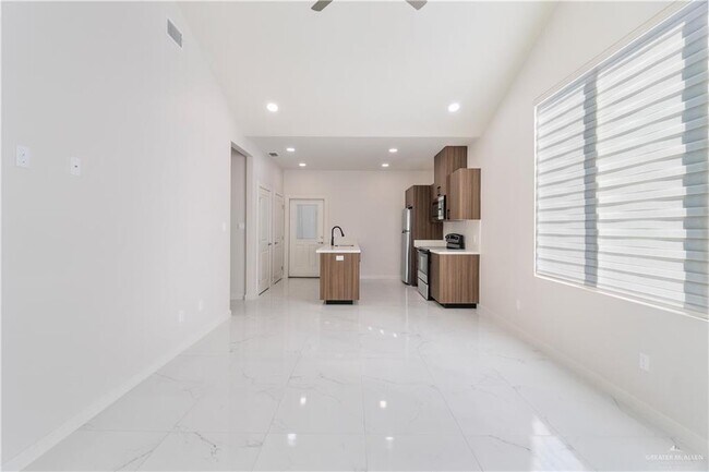 Building Photo - 16 Jessica Ln