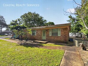 Building Photo - 806 Fairview Dr