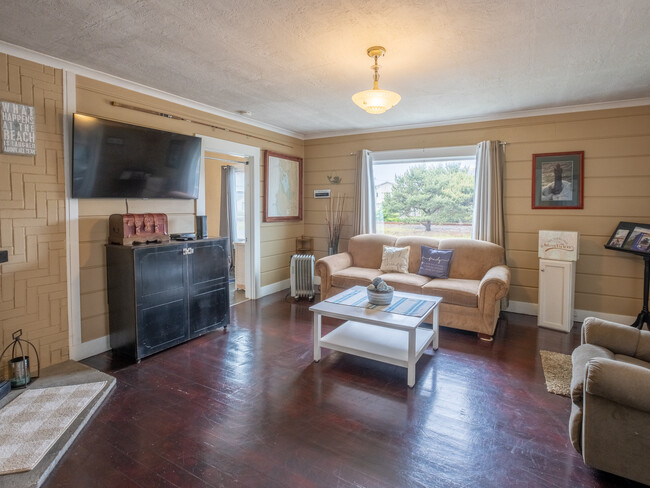 living room - 358 Highway 101 N