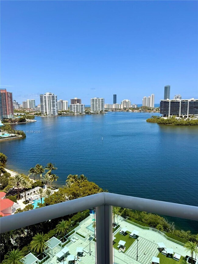 Foto del edificio - 3301 NE 183rd St