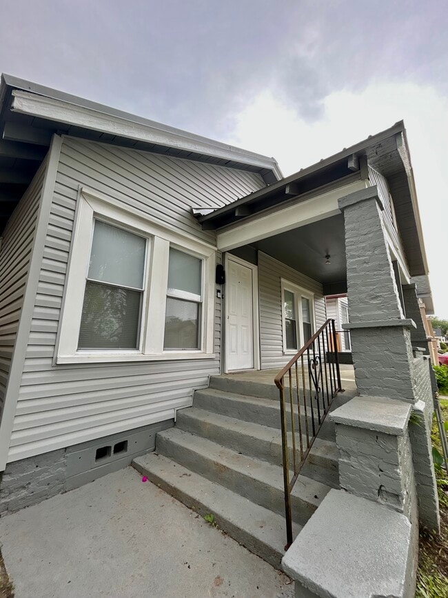 Entrance - 1003 W 46th St