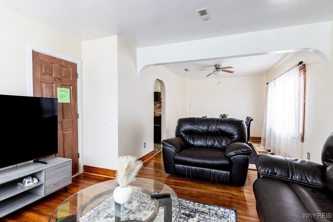 Foto del edificio - 38 Alexander Ave