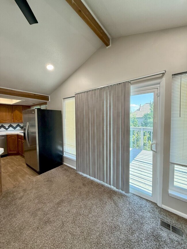 Foto del edificio - Spacious Comfort Meets Practical Living in...
