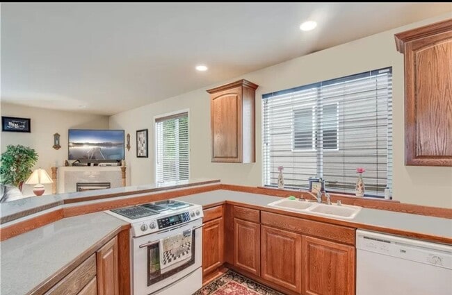 Building Photo - Beautiful 3 Bed 2.5 Bath Everett Home @ a ...