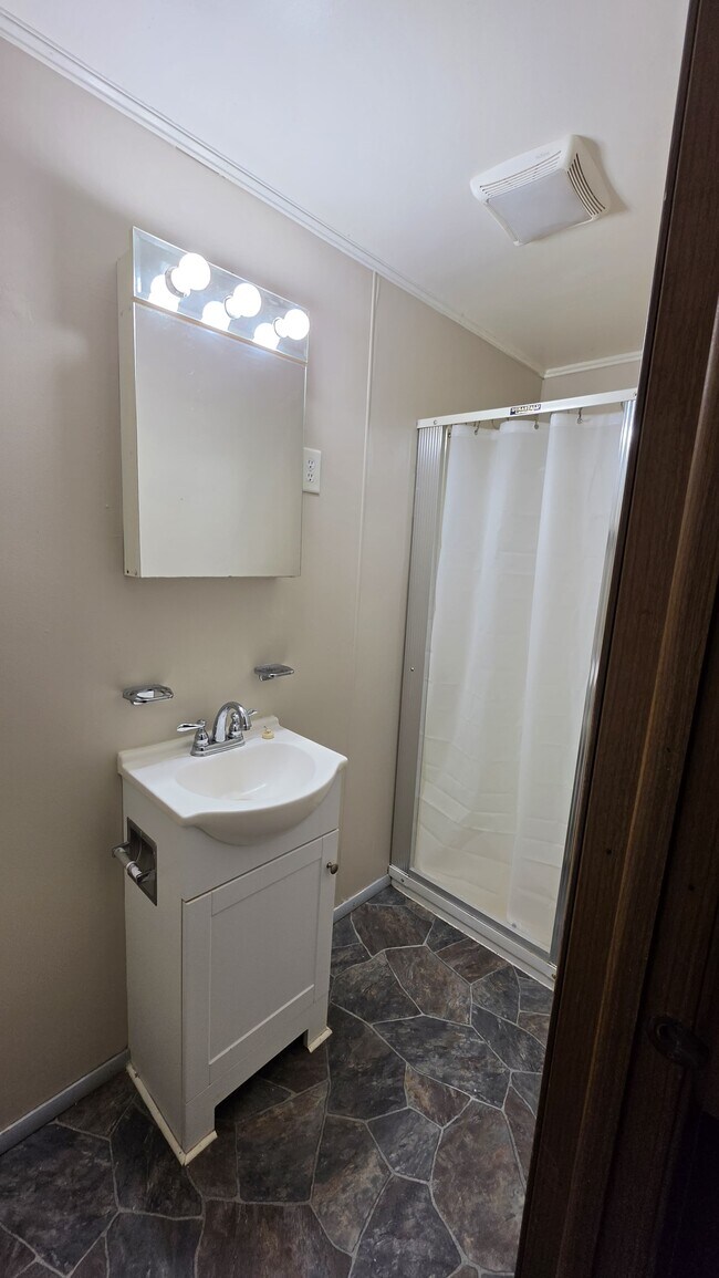 Baño de la unidad 2 - 901 N 8th St