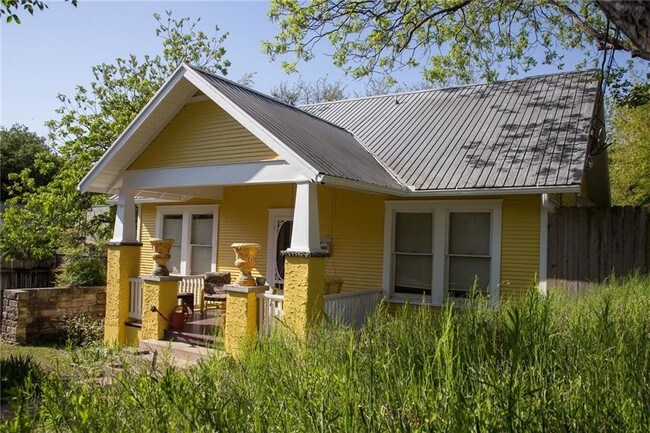 Building Photo - 305 E Live Oak St