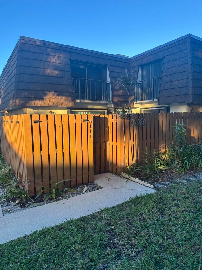 Building Photo - 6111 SE Riverboat Dr