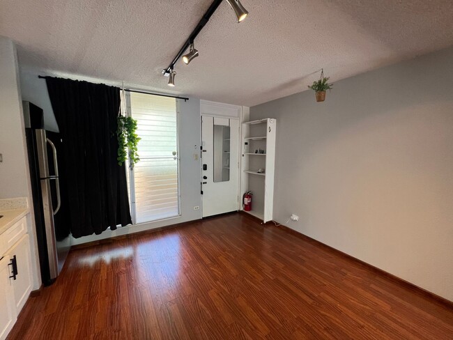 Building Photo - 392 sqft Studio with 1-bathroom, 1-parking in Palolo Gardens