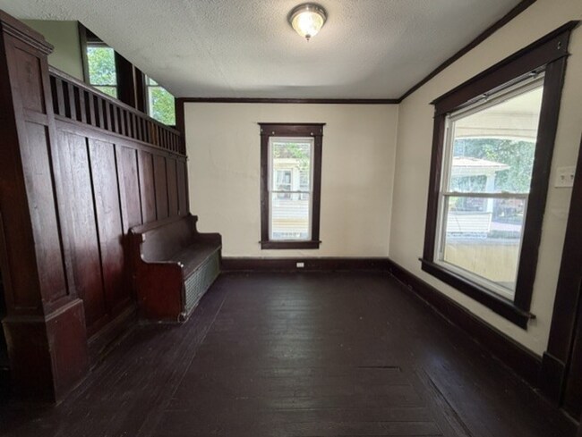 Foto del edificio - Room to Spread Out! 5-Bedroom Home with Covered Porch & Large Kitchen