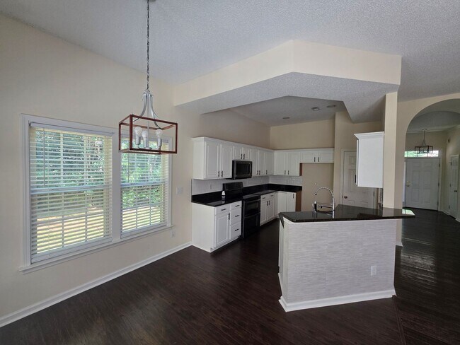 Foto del edificio - Beautiful Home Just Hit the Market