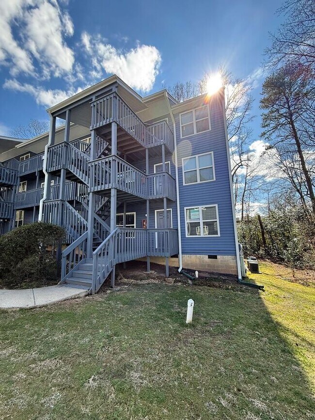 Building Photo - Collegeview Apartments! Updated 2 Bed 2 Bath Apartment with Washer/Dryer!