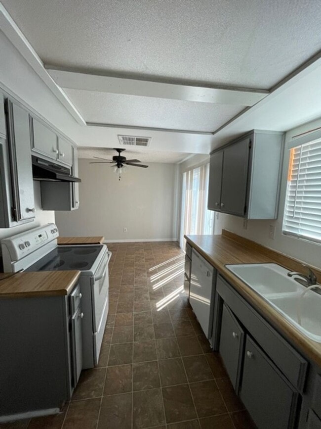 Building Photo - Nice Bakersfield Home