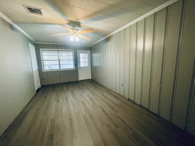 Building Photo - 1725 Drost St