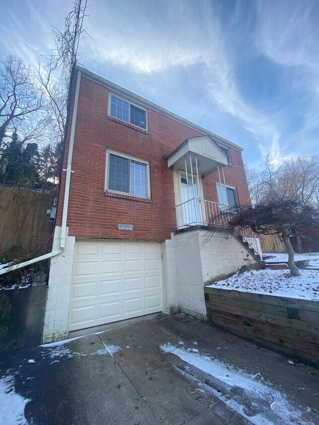 Primary Photo - 3 Bedroom Home Available NOW!