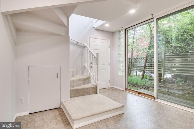 Foto del edificio - 6525 Byrnes Dr