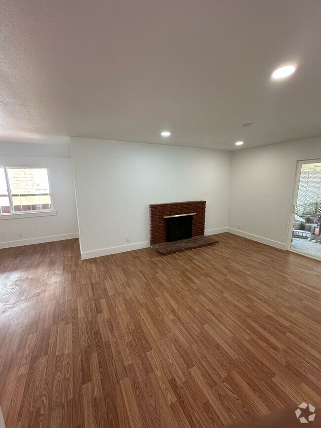 Building Photo - 1534 S Thornburg St