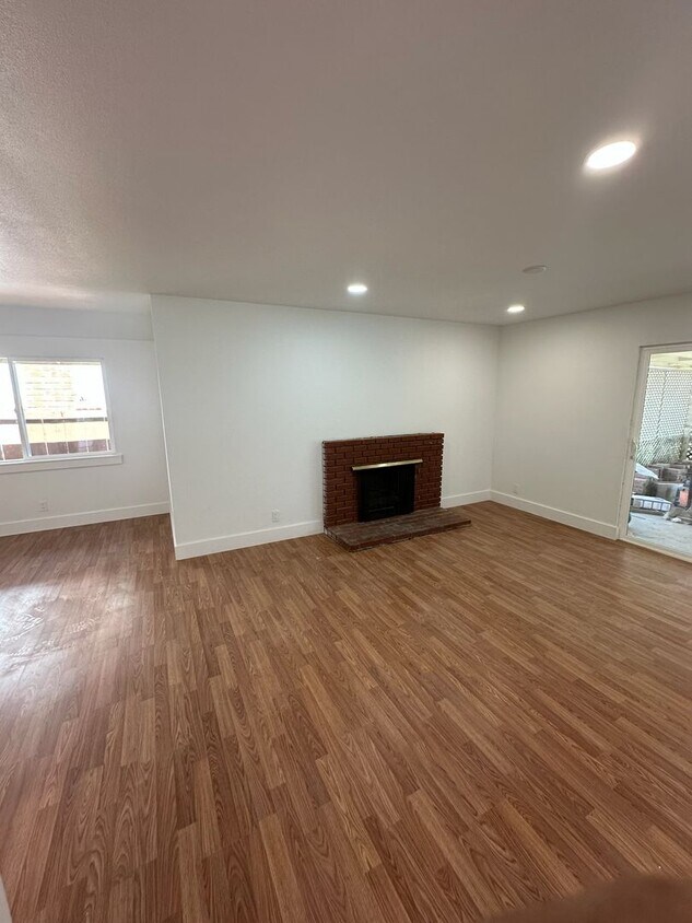 AVAILABLE NOW! 4 Bedroom, 2 Bathroom Home - AVAILABLE NOW!  4 Bedroom, 2 Bathroom Home