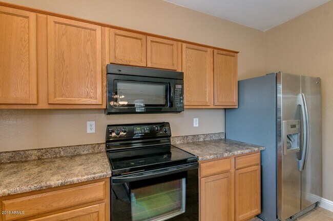 Foto del edificio - COMING SOON! Rare to find 5 bed 3 bath in ...
