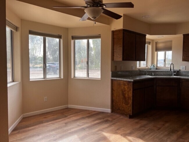 Foto del edificio - 1845 Cottonwood Ln