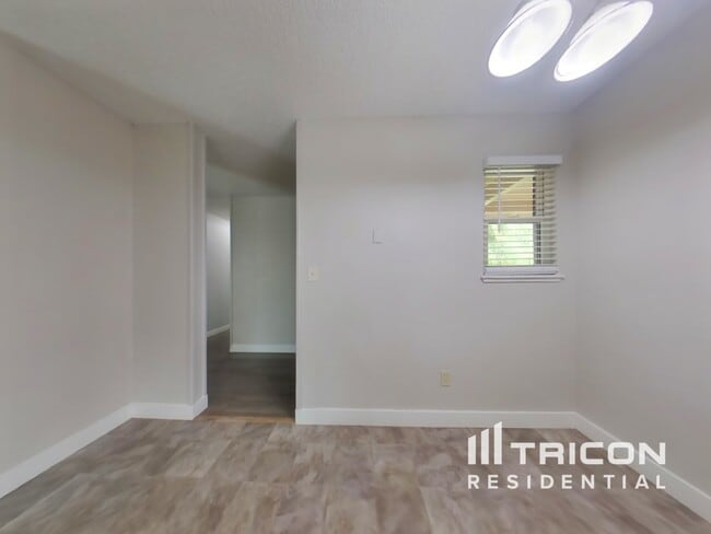 Building Photo - 1678 Maywood Dr