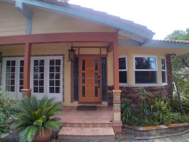Una casa española única con azulejos hechos a medida. - 6601 Louise Ave