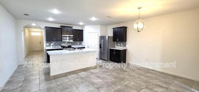 Building Photo - 242 Guinevere Dr SW