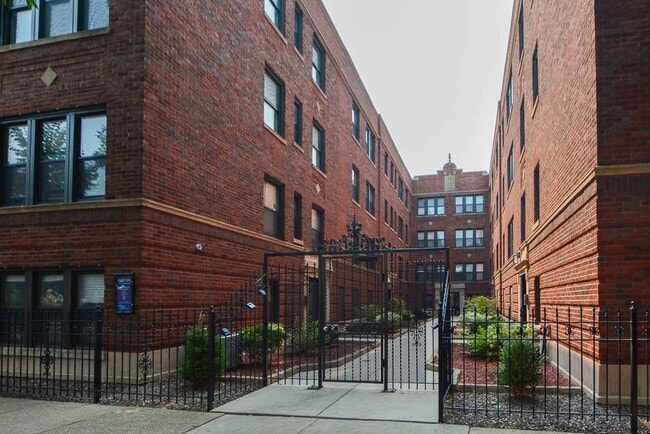 Building Photo - 2207 W Eastwood Ave