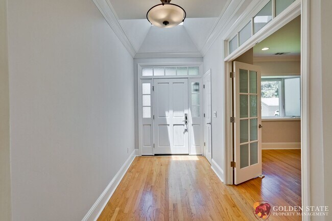Foto del edificio - Stunning 3,278 square foot 4 Bedroom 3.5 b...