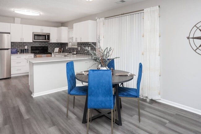 Building Photo - Spinnaker Court