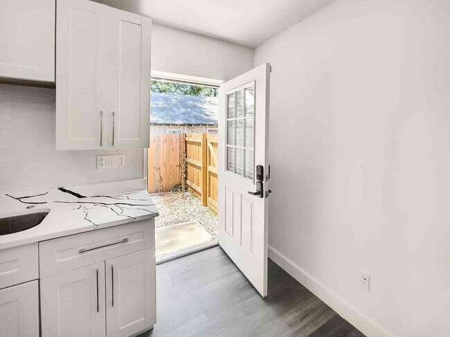 Foto del edificio - 1213 Pine Grove Ave NE