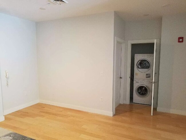 Building Photo - 2BR/2BA Condo Available October 1st!! - Great Downtown Location!!