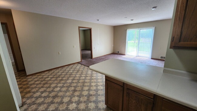 Building Photo - 2 Bedroom, 1.5 Bathroom Apartment In Secur...