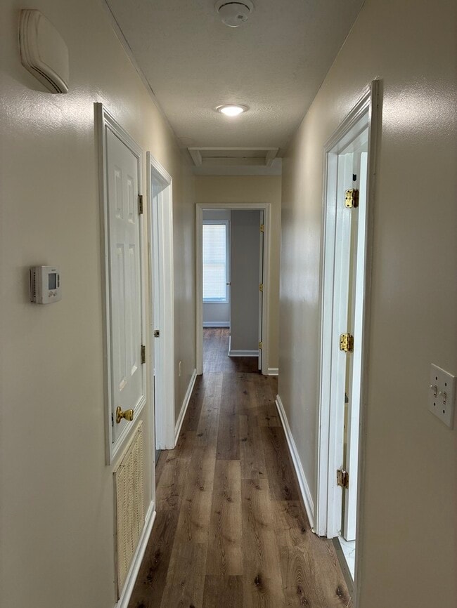 Building Photo - Beautiful 3/1 house