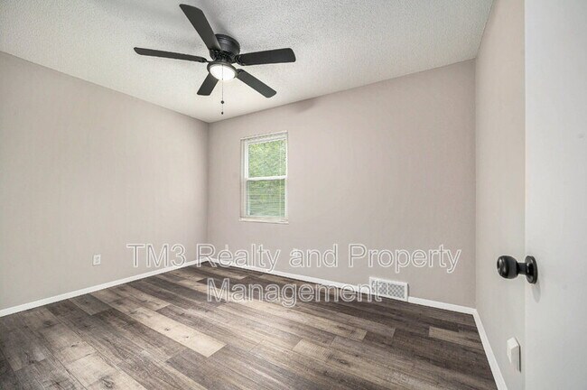 Building Photo - 3731 NE Colonial Dr