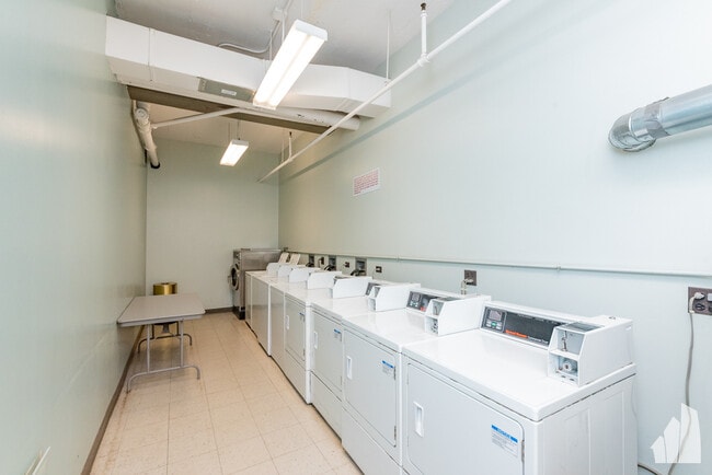 Foto del edificio - 124 W Polk St