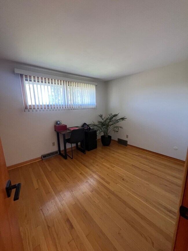 Building Photo - 3 Bedroom Single Family Home in Syracuse