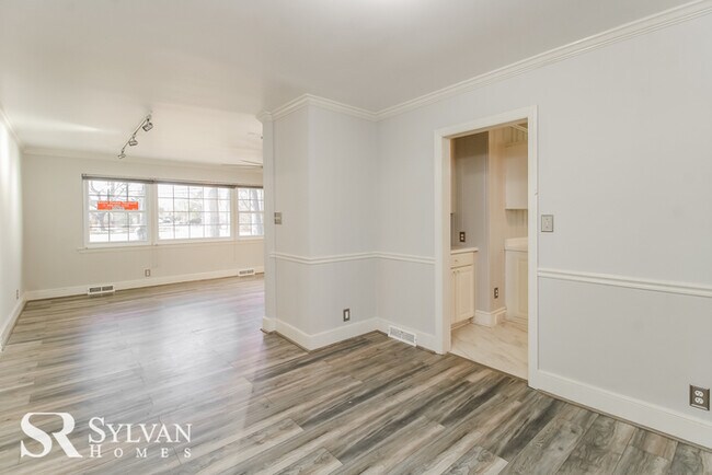 Building Photo - Bright and sunny 3 bedroom & 2 bath home!