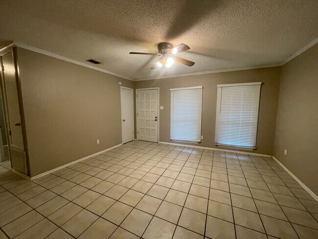 Foto del edificio - Sought after location in Shady Grove!