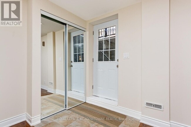 Building Photo - 355 McCartney Crescent